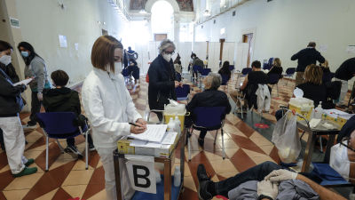 Vaccinering i Italien. Människor får sin tredje vaccindos mot covid-19.