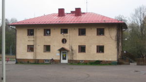 Lärarnas före detta bostadsbyggnad brukar också kallas Stenhuset. Det finns vid Kyrkfjärdens skola och rivs om politikerna gillar det alternativ som tjänstemännen föreslår. Stenhuset vid Kyrkfjärdens skola i Ingå.