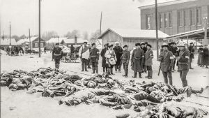 Julma maa - dokumentti 1918 sisällissodasta. Sisällissodassa kuolleita makaa maassa, valkoisia seisoo ympärillä.