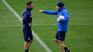 Quagliarella finns med i truppen mot Finland. Fabio Quagliarella får instruktioner av Roberto Mancini.