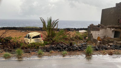 Bilar kastades omkring och byggnader skadades i tornadon på Pantelleria.