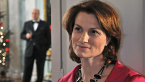 Jonna Järnefelt Anneli Jäätteenmäen roolissa tv-elokuvassa Pääministeri (2009).