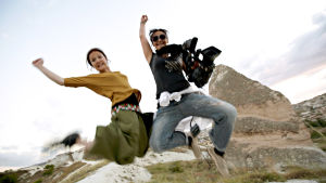 Kuvassa Lotta Kaihua ja Pia Asikainen hyppäävät ilmaan. Naiset kuvaavat Turkissa ohjelmaa Sohvasurffaajat.