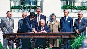 Dokumenttiprojekti: Oslon päiväkirjat. Jitzhak Rabin ja Jasser Arafat allekirjoittavat rauhansopimuksen
