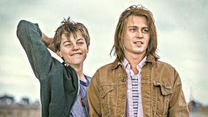 Nuoret näyttelijät Leonardo DiCaprio ja Johnny Depp elokuvassa Gilbert Grape.