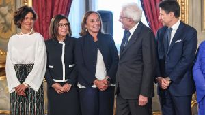 Ministern för tekniska innovationer Paola Pisano, transportminister Paola De Micheli, inrikesminister Luciana Lamorgese, president Sergio Mattarella och premiärminister Giuseppe Conte Ministern för tekniska innovationer Paola Pisano, transportminister Paola De Micheli, inrikesminister Luciana Lamorgese, president Sergio Mattarella och premiärminister Giuseppe Conte
