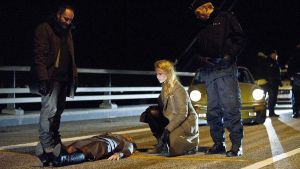 Nydanande? Bron hör till de stilbildande inom genren nordic noir. Men hur fräsch var synen på offer och förövare? Sofia Helin som Saga Norén på brottsplatsen i tv-serien Bron.