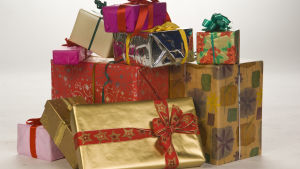 Det är behändigt att man kan skylla på jultomten ifall gåvorna är för många eller för få. julklappar