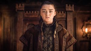Arya kommer inte att komma med något nytt i år, varken i bokform eller i tv-rutan. Arya Stark tuijottaa suoraan kameraan.