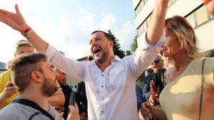 Den nya inrikesminister Matteo Salvini från det invandringsfientliga partiet Lega under ett kampanjmöte nära Milano i juni 2018. Inrikesminister Matteo Salvini under ett kampanjmöte nära Milano i juni 2018