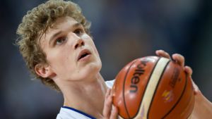 Koripallon MM-karsinnat. Lauri Markkanen heittämässä koripalloa.