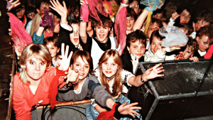 Många flickor svimmade under deras konserter på grund av trycket mot scenen. Fans på en spelning av Dingo.