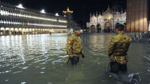 Vestibulen i den berömda Markuskyrkan har också översvämmats Två poliser vadar i vattnet på en översvämmad Piazza San Marco i Venedig.