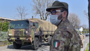 Ett militärfordon transporterar kroppar genom staden Ponte San Pietro i Bergamo