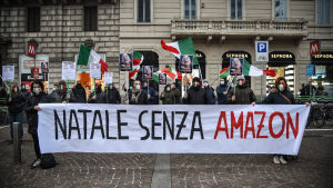 "En jul utan Amazon", vill de här demonstranterna. Demonstrationen ordnades till stöd för lokal affärsverksamhet i Milano i Italien den 27 november. "En jul utan Amazon", vill de här demonstranterna. Demonstration till stöd för lokal affärsverksamhet. Milano, Italien 27.11.2020.