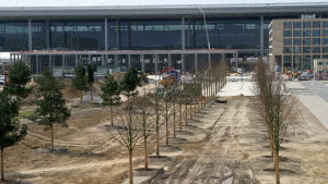 Mycket var halvfärdigt vid flygplatsen Berlin-Brandenburg strax innan den planerade invigningen i juni 2012. Den inte helt färdiga terminalbyggnaden vid Berlins nya flygplats i april 2012