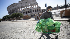 Tyskland och Italien har gått in för olika testmetoder. En man i Rom som storhandlat under coronaepidemin i Italien 16.3.2020.