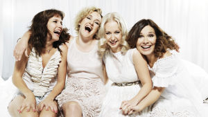 Siskonpedin naiset valkoisissa vaatteissa, nauravat kuvassa. Niina Lahtinen, Sanna Stellan, Krisse Salminen, Pirjo Heikkilä.