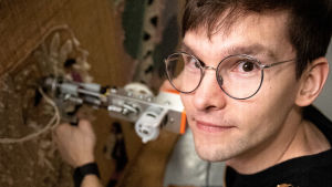 Joonas Salo katsoo kameraan tuftaustyön ääreltä.