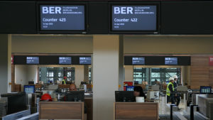 Flygplatsen Berlin-Brandenburg 2012. Incheckningsdiskar och monitorer vid Berlins nya flygplats i april 2012