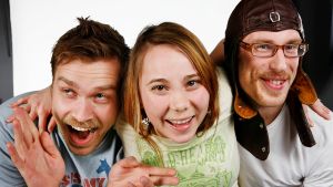 A-laget, kallade de här morgonpigga typerna sig. Magnus, Carina och Petski. Ser glada ut. Kramas. Petski har en flygarmössa på sig.