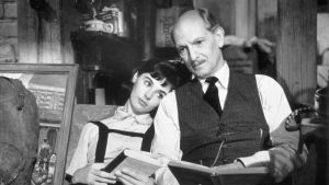 Anne Frankin päiväkirja. Anne Frank ja isä eli Millie Perkins ja Joseph Schildkraut istuvat kirjat kädessä. Kuva fiktioelokuvasta vuodelta 1959.