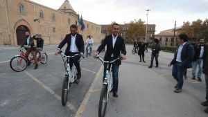 Femstjärnerörelsens premiärministerkandidat Luigi Di Maio kan vara både glad och besviken. Partiet vann inte men fördubblade ändå sitt understöd Femstjärnerörelsens regionala ledare Luigi Di Maio kan vara både glad och besviken. Partiet vann inte men fördubblade ändå sitt understöd