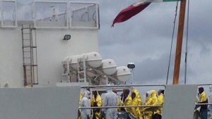 Migranter från Afrika ombord på kustbevakningsfartyget Dattilo som deltar i EU-operationen för att rädda migranter och flyktingar på Medelhavet Migranter från Afrika ombord på kustevakningsfartgyet Dattilo som deltar i operationen för att rädda migranter och flyktingar på Medelhavet