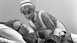 Bergmans personliga favorit. Filmen Persona ägnas en helkväll på Yle Teema Fem i december 2018. Scen ur filmen Persona med sjuksköterska och patient i en säng.