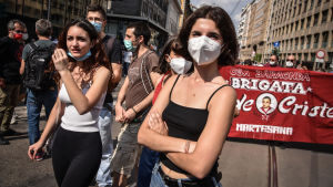 Demonstration i Milano mot regeringens krishantering. Demonstration i Milano. Två unga kvinnor i förgrunden.