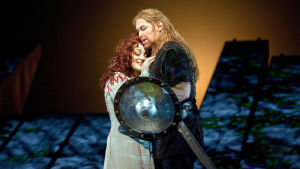 Jay Hunter Morris (Siegfried) ja Deborah Voigt (Brünnhilde) Wagnerin Ring-sarjan päätösosassa Jumalten tuho.