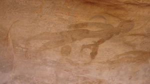 Kalliomaalauksessa on vaakatasossa oleva ihminen ja vuohieläin.