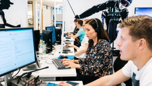 Ylen toimittajia työssään urheilutoimituksessa.