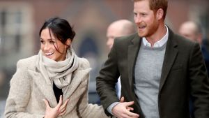 Meghan Markle ja prinssi Harry nauravat käsikädessä.