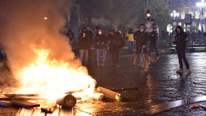 Brinnande bråte efter kravallerna i Turin i måndags dokumenterades både av aktivister och av pressfotografer. En del av demonstranterna i en protest mot coronarestriktioner i den italienska staden Turin bränner bråte på gatan.