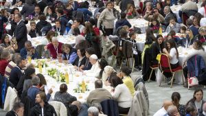 Lunchen serverades i foajén till Paulus VI audienshall. Lunchen serverades i foajén till Paulus VI audienshall.