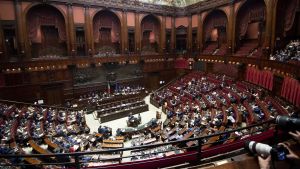 Bollen ligger hos det italienska parlamentet som ska rösta om premiärminister Giuseppe Contes regering den 20 augusti. Interirör från det italienska parlamentet