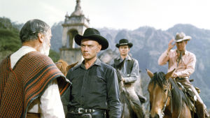 Yul Brynner, selin Vladimir Sokoloff, taustalla Horst Buchholz ja Steve McQueen Yul Brynner elokuvassa Seitsemän rohkeaa miestä. Selin Vladimir Sokoloff. Taustalla Horst Buchholz ja Steve McQueen
