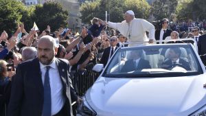 Franciskus lägger sin hand på ett barn under lördagens besök i Palermo. Påve Franciskus lägger sin hand på ett barns huvud under sitt besök i Palermo.