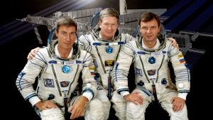Expedition 1. Från vänster till höger: Sergei Krikaljov, Bill Shepherd och Juri Gidzenko. Den första besättningen ombord på Internationella rymdstationen.