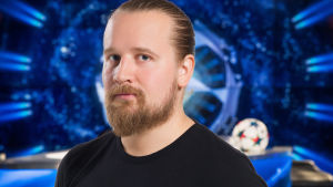 Matti Härkönen katsoo kameraan sinisellä taustalla.