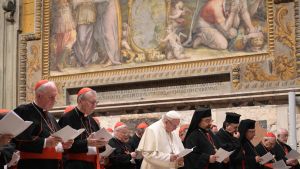 Påven Franciskus deltar i en bön tillsammans med kardinaler på tredje dagen av konferensen om sexuella övergrepp mot barn inom katolska kyrkan. Påven Franciskus deltar i en bön tillsammans med kardinaler på tredje dagen av konferensen om sexuella övergrepp mot barn inom katolska kyrkan.