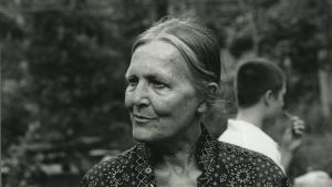 Dick blev bekant med sin mamma som vuxen då han åkte till USA. Ingrid Robinson dog 2001 efter tio år med njurcancer. Svartvit bild av Ingrid som äldre.