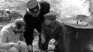 Albin och Mosn Boman diskuterar med polisen vid deras projekt, 1977 Albin (Kurre Österberg) och Vilgot Mosn Boman (Kaj Rehnberg) och polisen, 1977