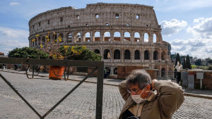 I Italien har man nu tagit till drastiska åtgärder för att få bukt på epidemin som härjar i landet. Man med munskydd framför Colosseum i Rom