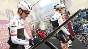 Äggformen på hjälmarna är tillbaka. Fabian Cancellara bär årets modell inför Strade Bianche som kördes i lördags. Fabian Cancellara