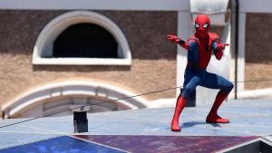 Bland annat Spider-Man kommer i framtiden endast synas på Disney+. Spider-man på ett tak.