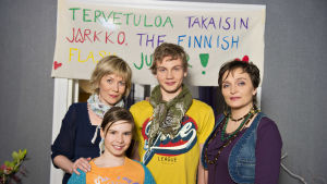 Kuvassa takana vasemmalta lukien: Laura Mäkimaa (Pirjo Lankinen), Jarkko Mäkimaa uusi näyttelijä jaksosta 543, ulos 1.9.2011 (Elias Salonen), Krisse Karri (Piitu Uski) ja edessä Kerttu Mäkimaa (Linda Liikka).