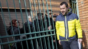 Inrikesministern och Legas partiledare Matteo Salvini besöker ett hus i Rom som har konfiskerats av maffian. Inrikesministern och Legas partiledare besöker ett hus i Rom som konfiskerats av maffian.