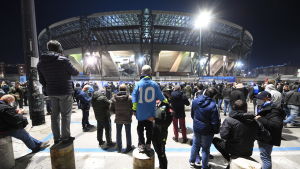 Anhängare som samlats utanför Stadio San Paolo. Maradona-fans utanför Stadio San Paolo.
